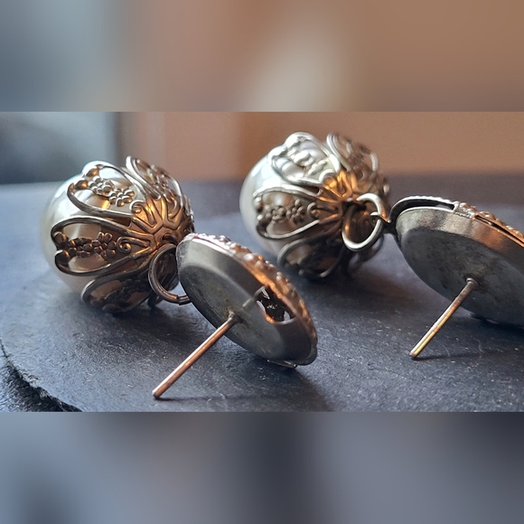 Vintage Pearl Earrings - Picture 3 of 6